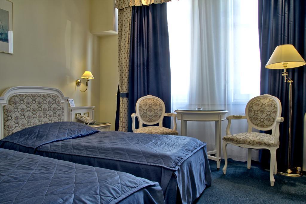 Ambassador Zlata Husa Prague Exterior photo A room at the hotel